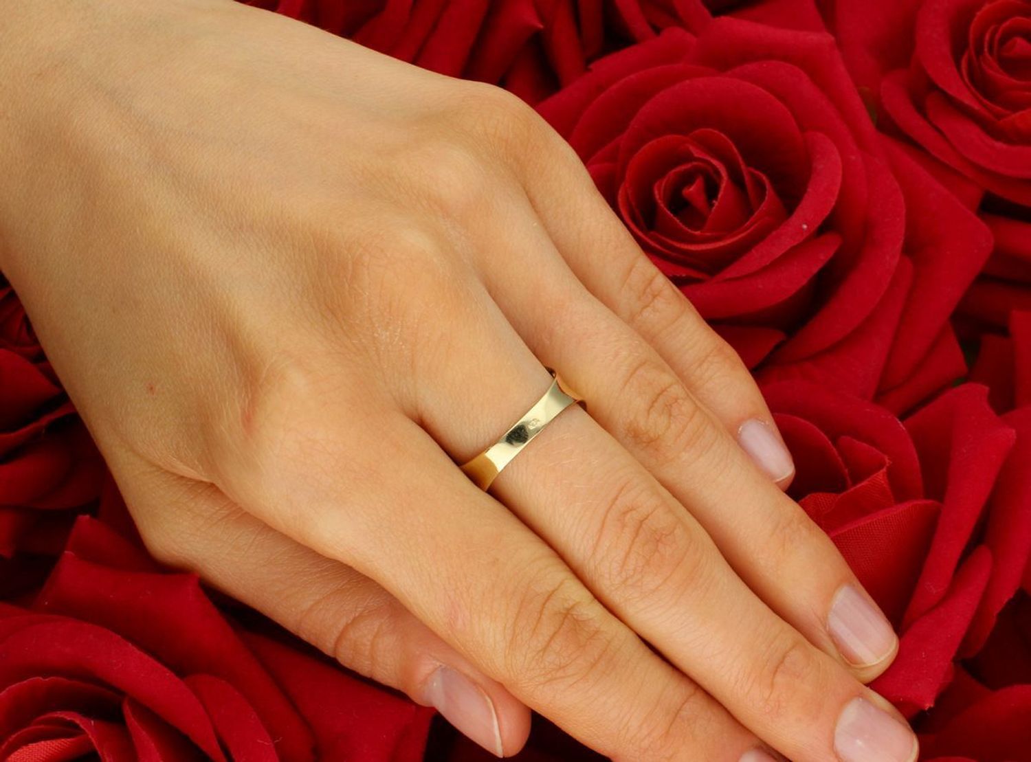 Ażurowy pierścionek damski złoty próby 585 z dodatkiem białego złota. Model P 2459, waga 1,93 g, rozmiar 14. Szerokość góry 1,5 cm, szyna dolna 3 mm. Idealny na prezent lub elegancką okazję.1.jpg